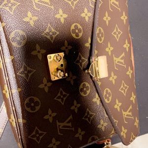 Authentic Louis Vuitton POCHETTE MÉTIS Cross Body